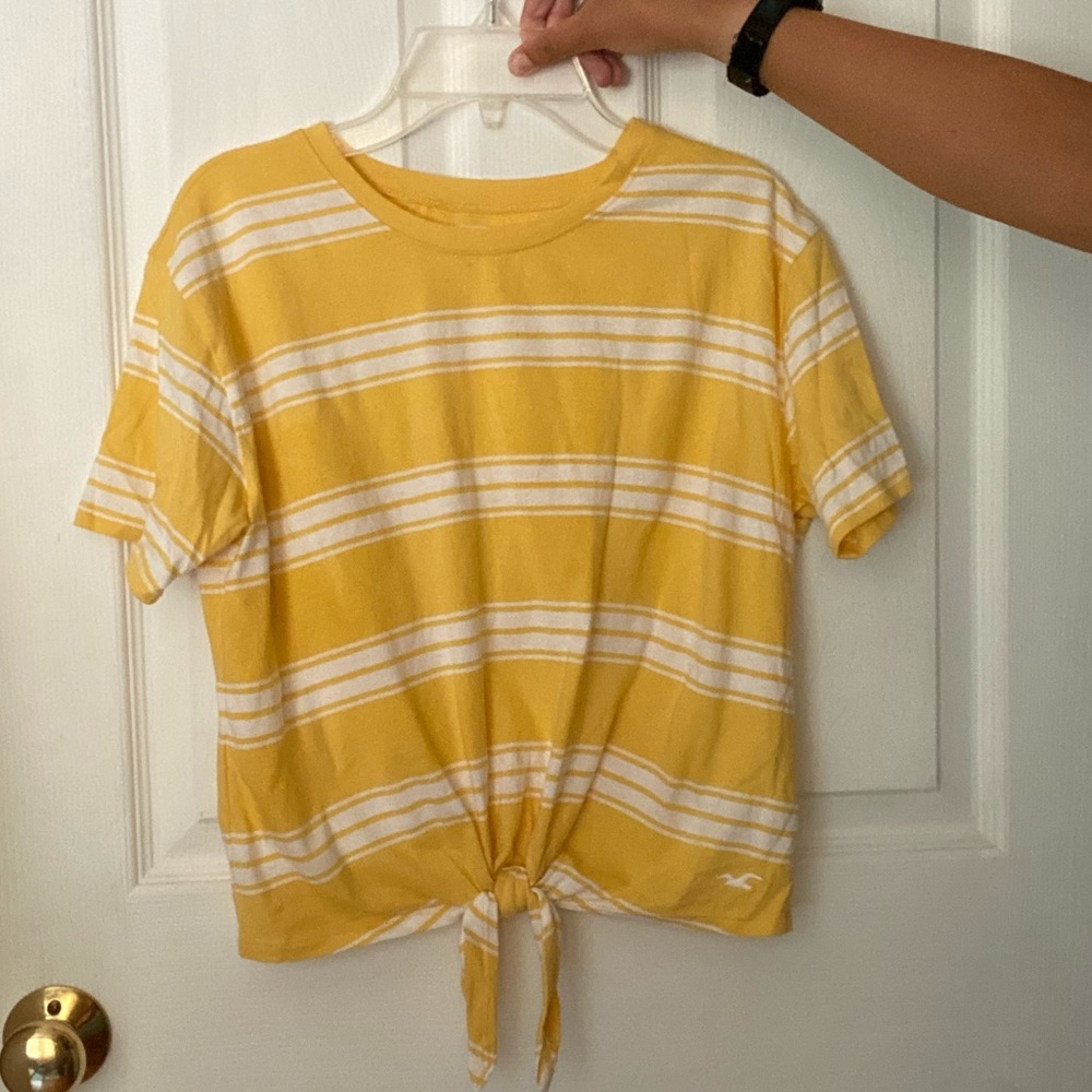 Hollister tied cropped t-shirt.